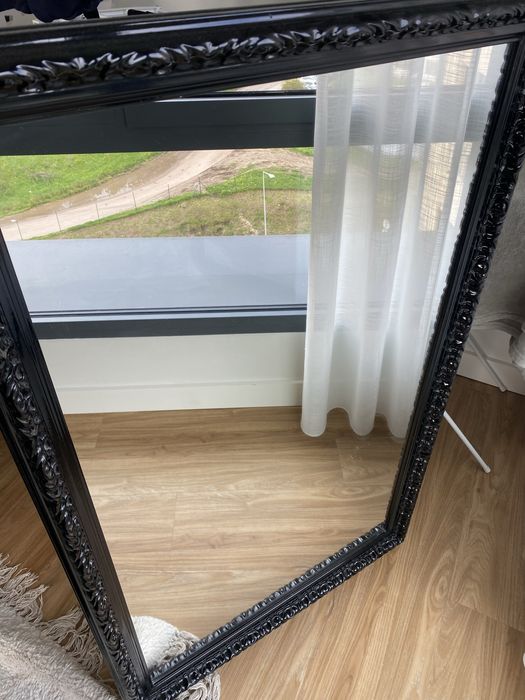 Espelho lacado com rebordo preto