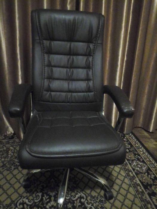 Крісло офісне шкіряне.