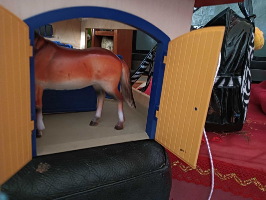 Estábulo de cavalos como novo completo em madeira  com uma porta extra