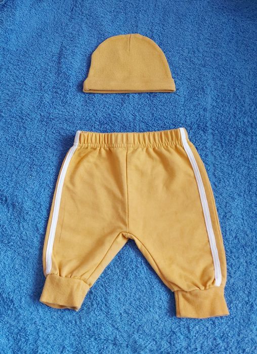 Жовті яскраві штани та шапочка для новонароджених