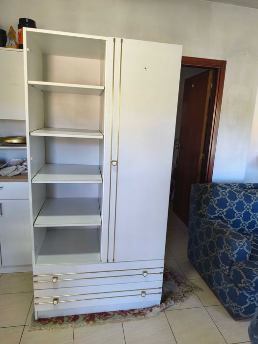 Roupeiro branco com espelho