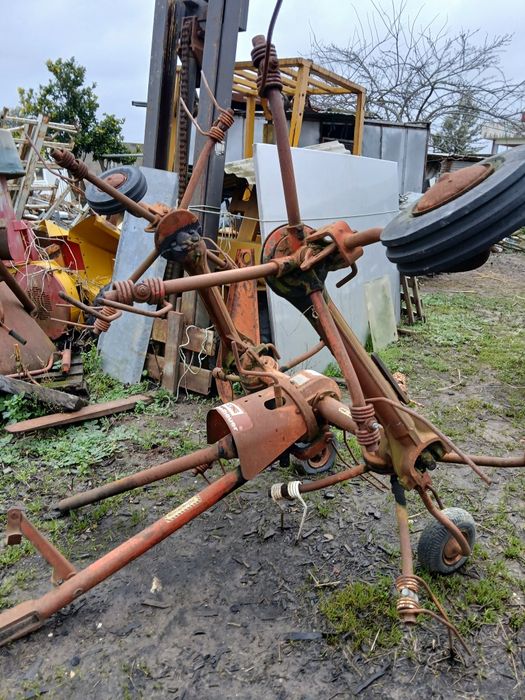 Virador de feno rebocável de 4 viradores