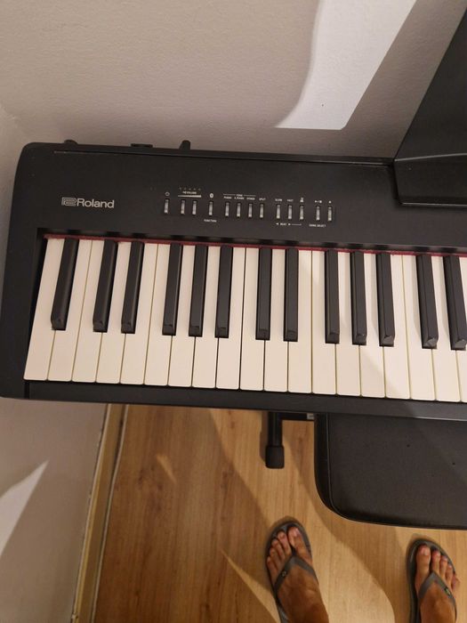 Piano digital Roland FP-30 com móvel, pedais e banco