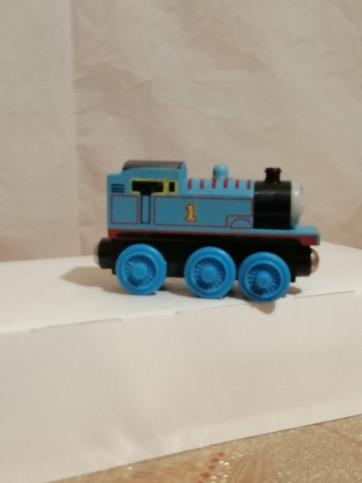 Zestaw 5 pociągów na magnes.