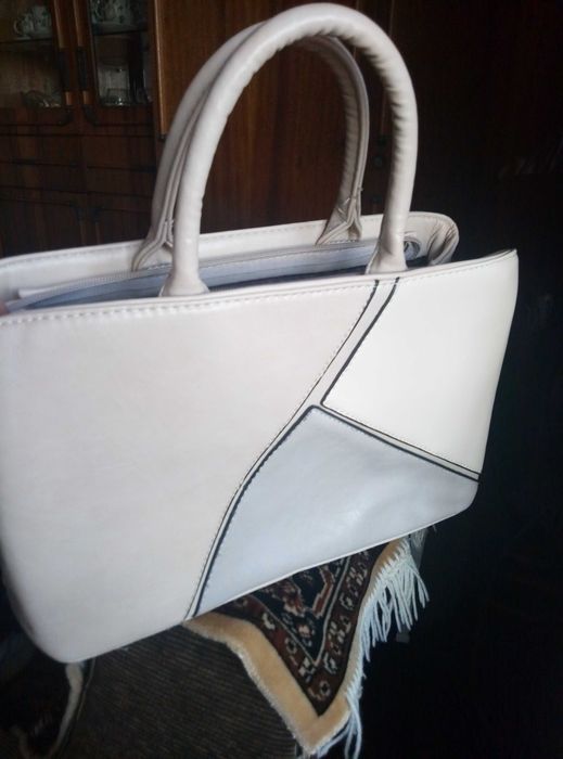 Жіноча сумка бежевого кольору