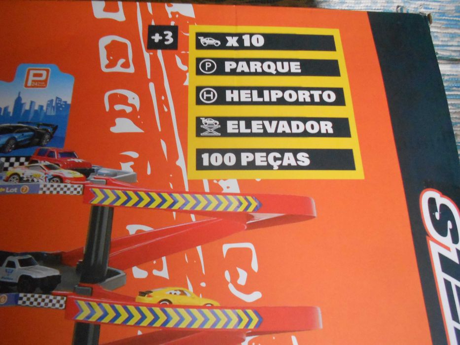 Mega garagem e mala de ferramentas