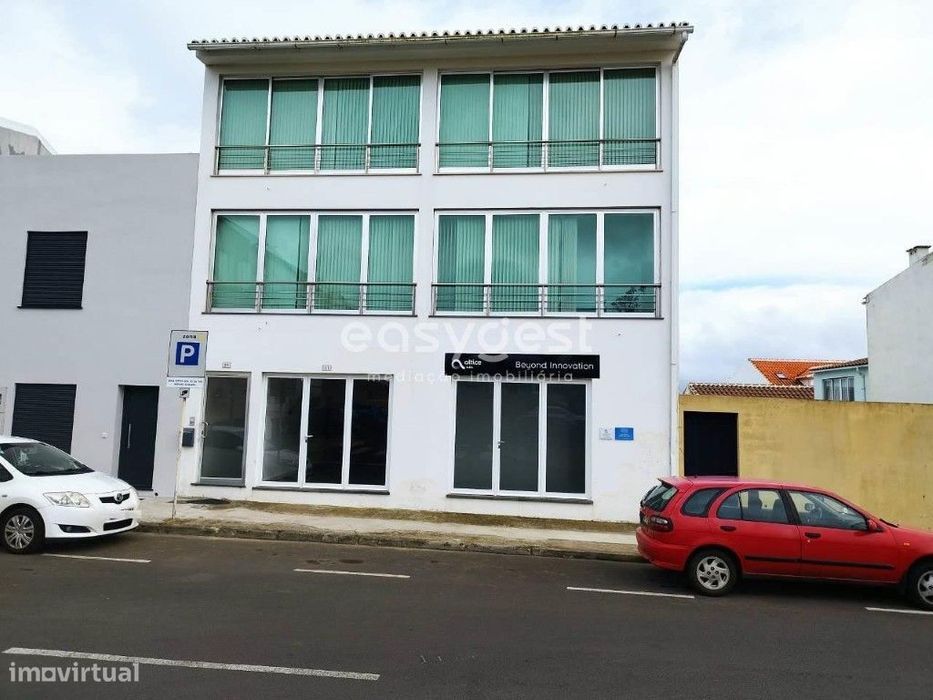 Prédio constituído por Duas lojas e três Apartamentos Praia da Vitória