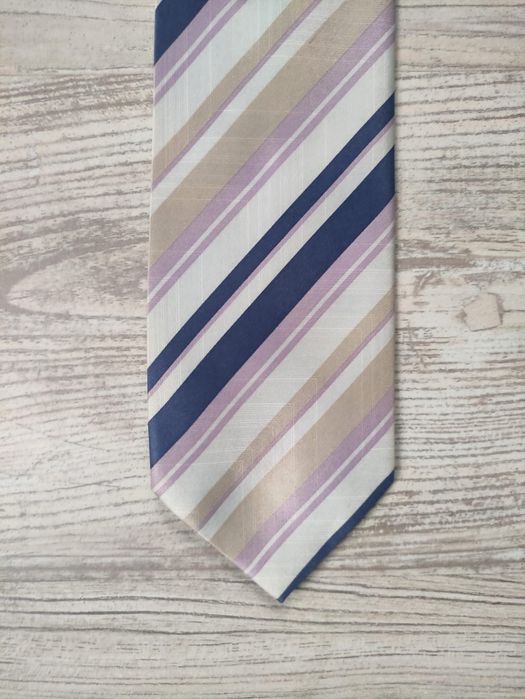 Elegancki krawat w paski