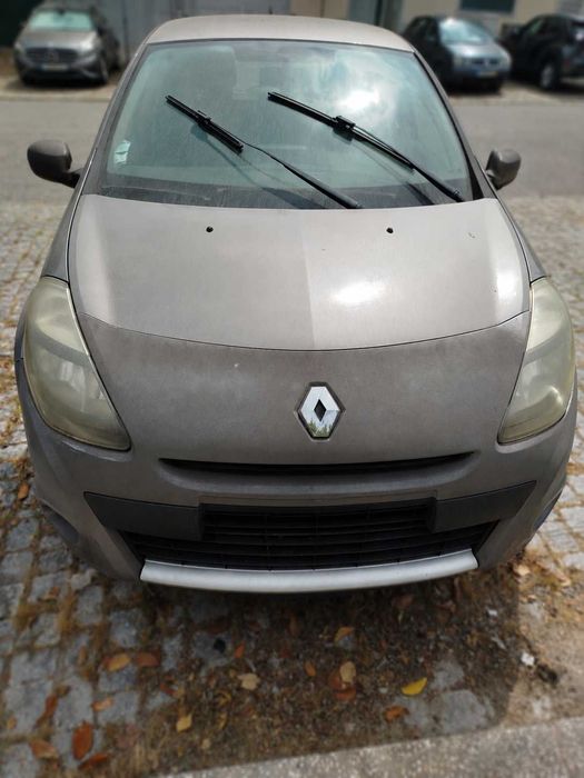 Renault Clio 2010 1.2 Gasolina para peças, abate ou para ser reparada a junta e radiador – 500€ negociáveis | Viseu
