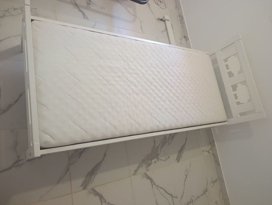 Cama de criança com colchão 70×160cm e proteção lateral pouco uso