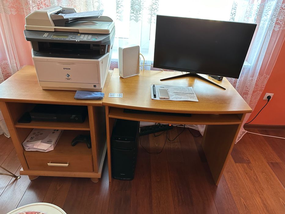 Biurko pod komputer firmy Black Red White