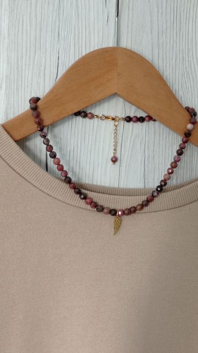 Choker z kamieni naturalnych, złoty charms skrzydełko, biżuteria boho