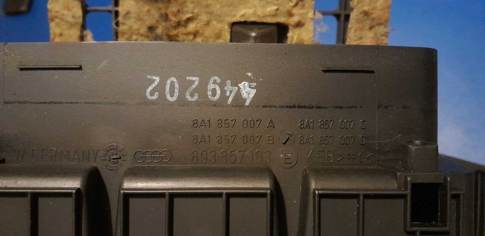 Konsola środkowa ramka radia stelaż Audi 80 B4 8A1'857007A B C D