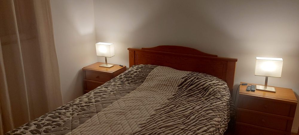Mobiliário de quarto em pinho mel