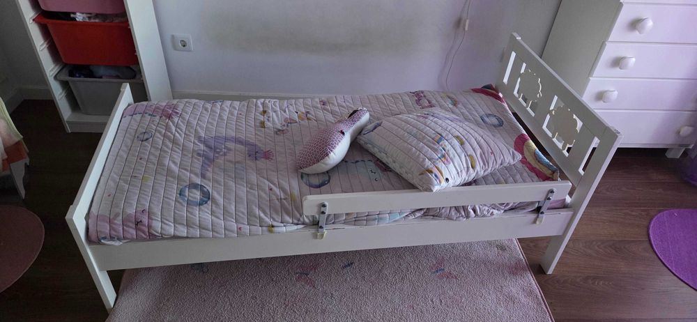Cama de criança de cor branca com 70x160 cm