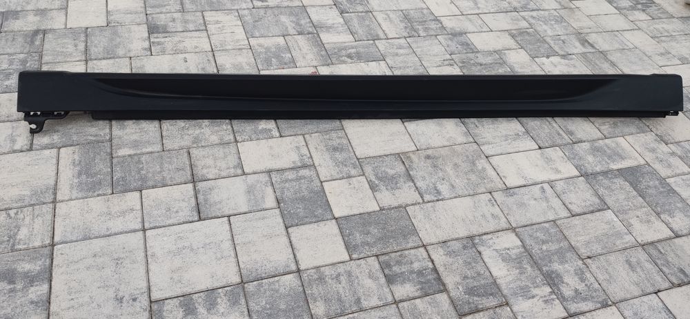 Próg zewnętrzny BMW X1 prawy