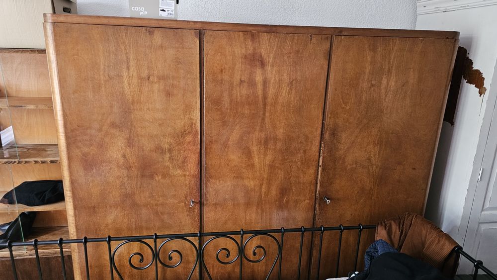 Stara szafa oraz biblioteczka