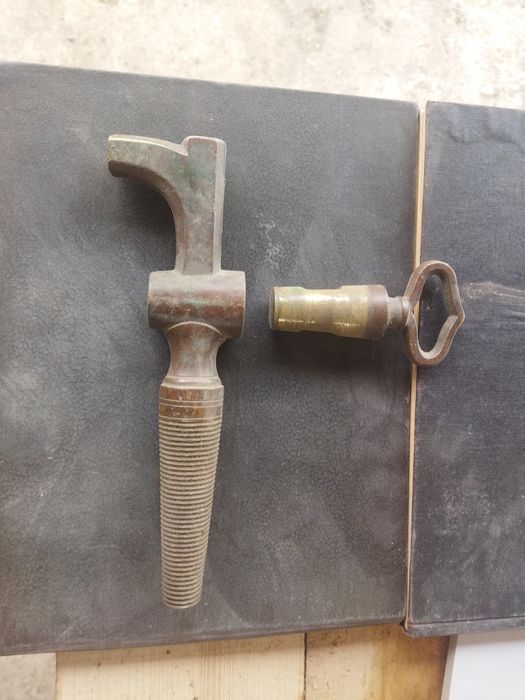 Старовинний кран