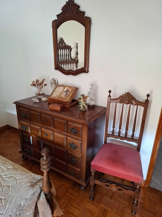 Mobília de quarto de casal clássica.