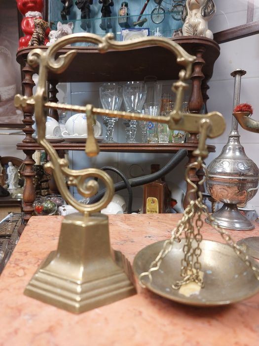 Antiga balança romana em latão de um prato, rara