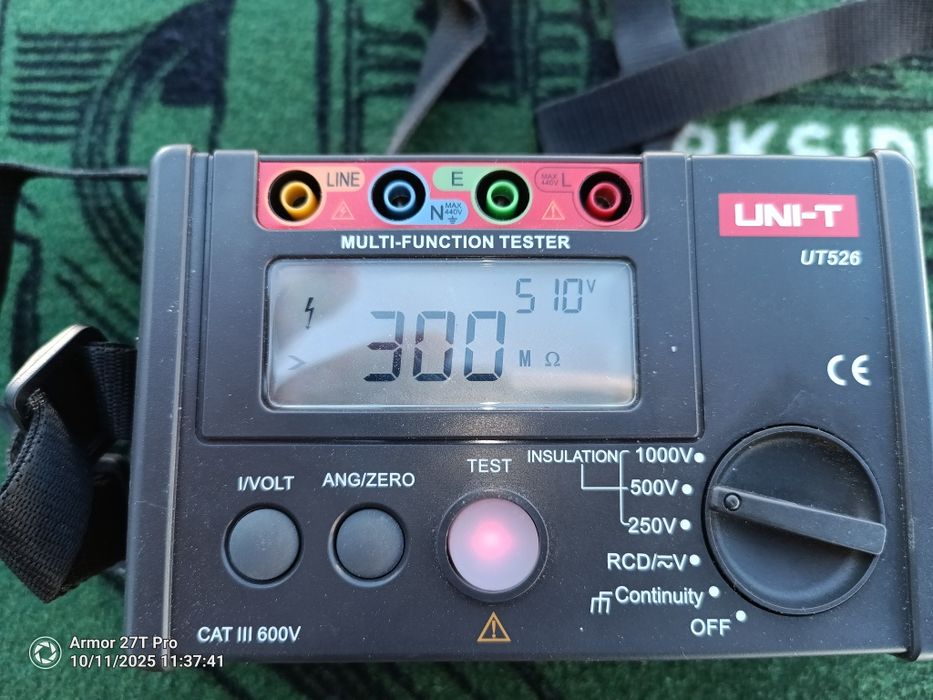 Medidor de resistência de isolamento/teste de diferenciais Uni-t UT526