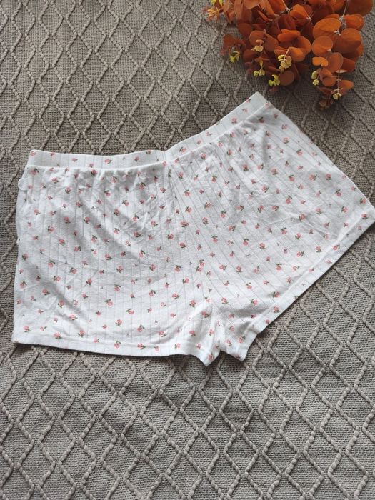 Białe krótkie spodenki od piżamy w róże roz. XL