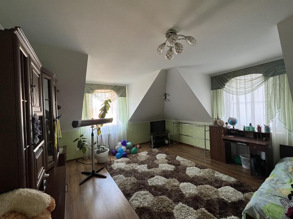 Продаж будинку з окремим гаражем