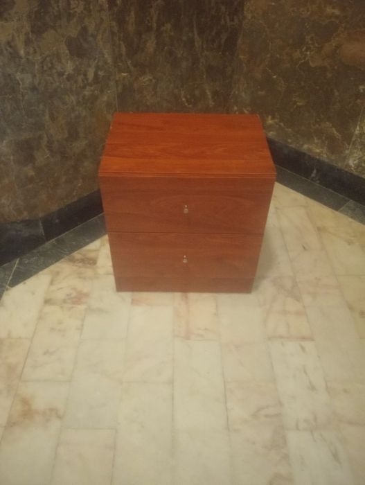 Duas mesas de cabeceira em bom estado