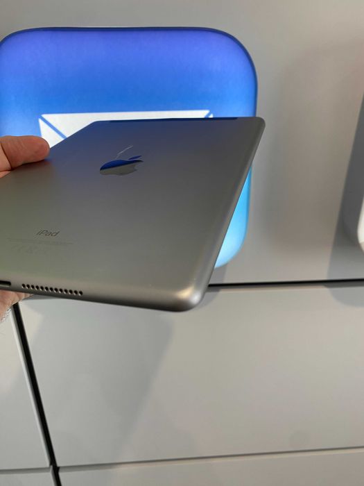 Apple iPad 6 32GB Wi-Fi + чехол защитный новый