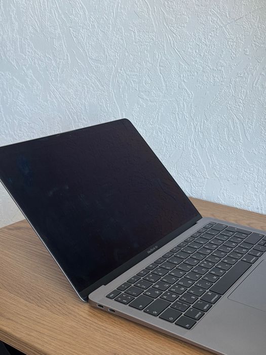 MacBook Air 13" 2019 Retina / Intel i5 / 8GB
