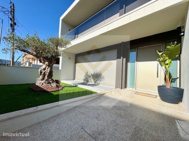 Moradia T4 de Luxo com Piscina e Jardim em Esmoriz