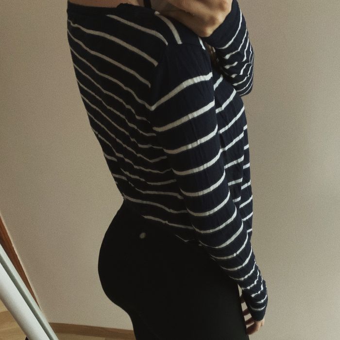 asymetryczny sweterek rozpinany granatowy biały paski kardigan sweter