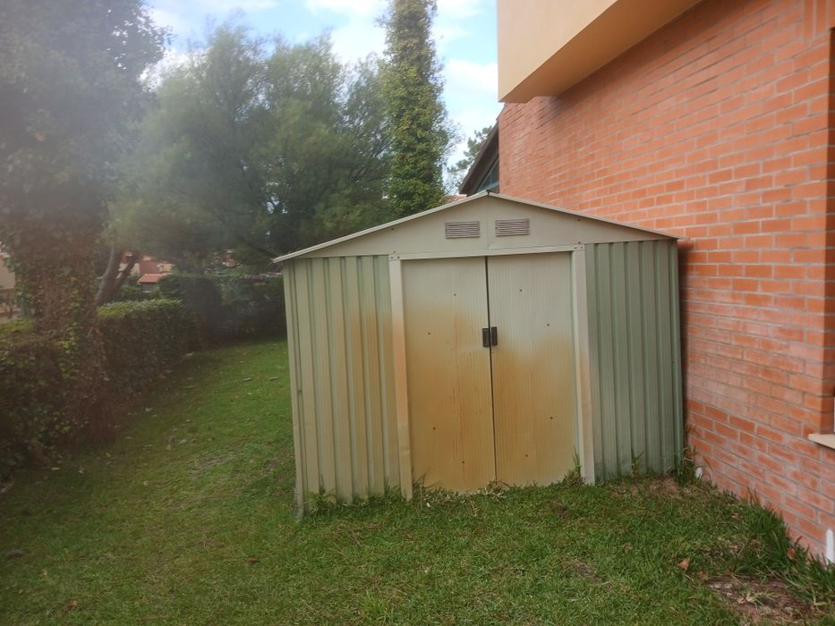 Abrigo jardim e de ferramentas com base/apoio