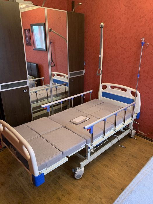 Медицинска кровать с туалетом и функцией поворота на бок