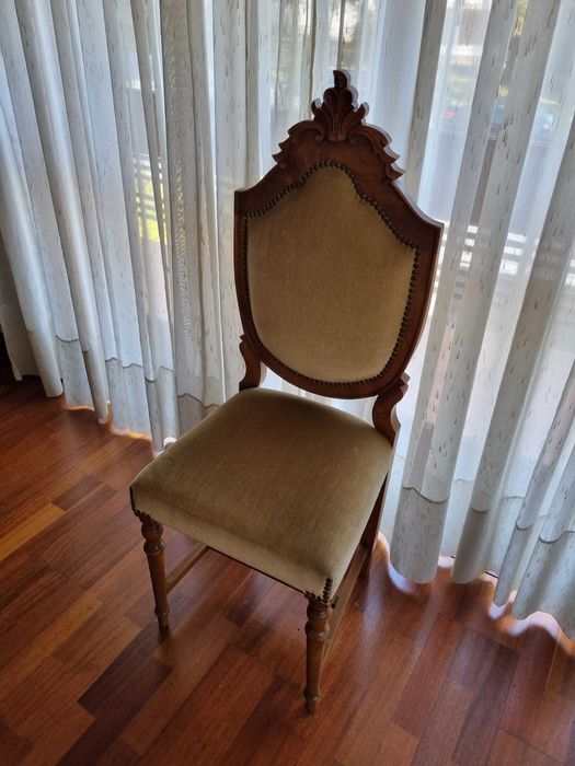 Cadeira em madeira e veludo