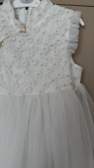 Святкова біла сукня з фатином