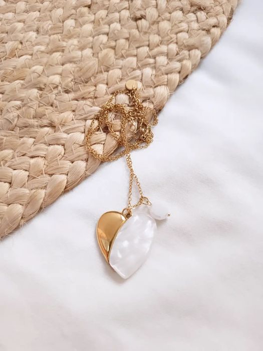 Colar Dourado com Pendente de Coração