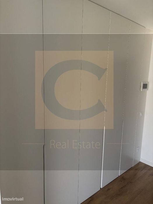 Apartamento Novo com Varanda e Garagem junto ao Hospital de São João –