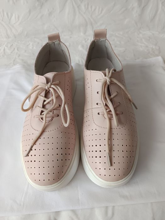 Trampki ażurowe ze skory na wyższej koturnie