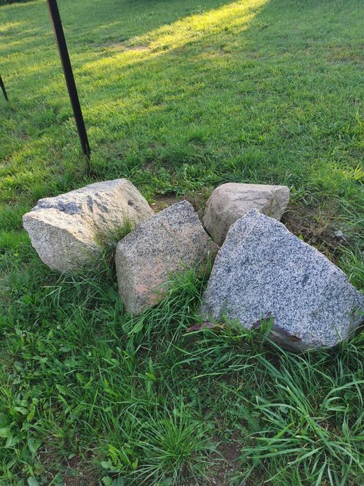 Duże kamienie na fundament