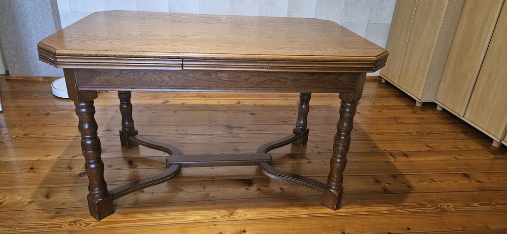 Stylowy, dębowy stół