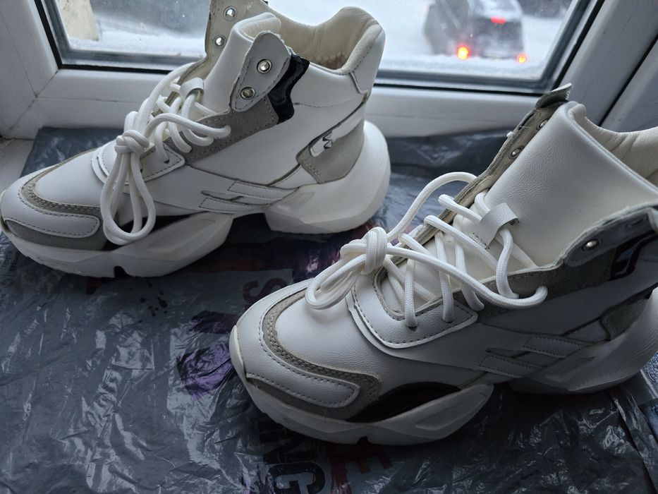 Спортивні черевики