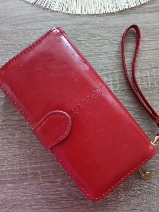 Czerwony portfel damski
