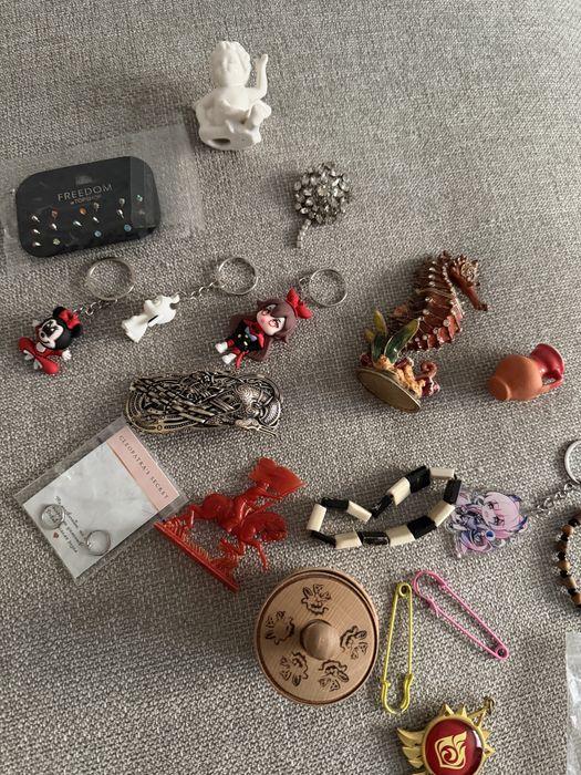 Броши, фарфор, фигурки брелки