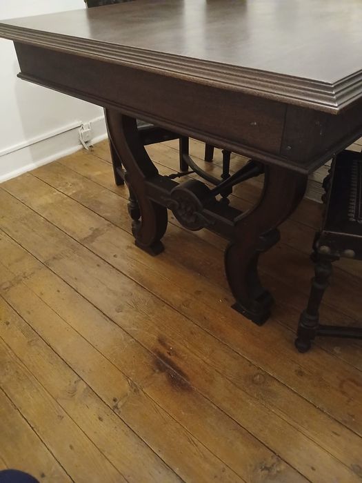 Conjunto de mesa de madeira maciça com  cadeiras