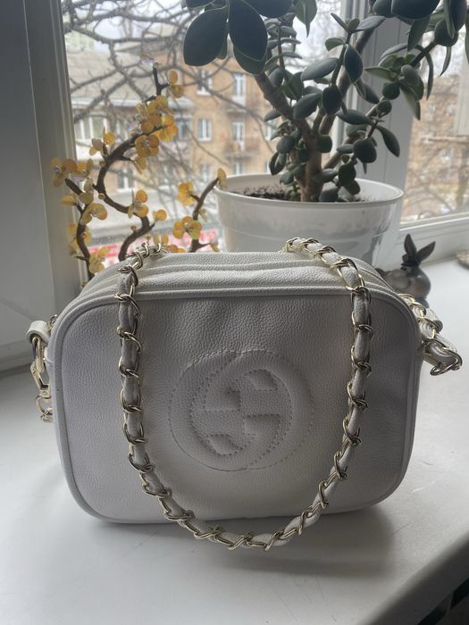 Кросбоді біла Gucci Soho Bag з тисненним логотипом GG