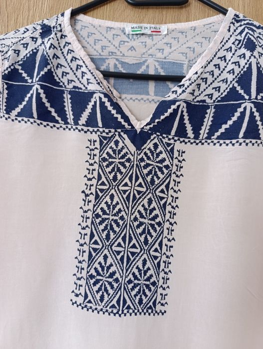 Pudrowa bluzka z granatowym haftem boho – Made in Italy