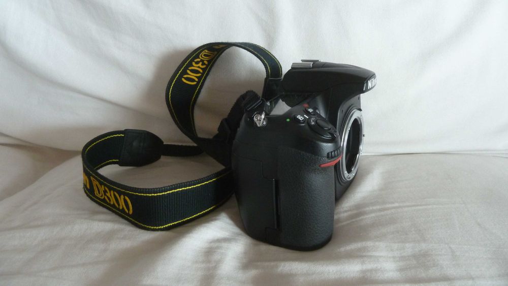 Nikon D300, corpo com alça, bateria e carregador.