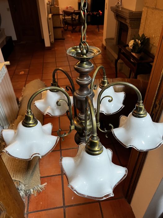 1 Candeeiro de teto e 2 candeeiros de mesa de cabeceira