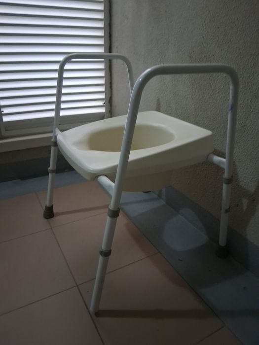 Cadeira Sanitárita/Banho 3 em 1 / 3-in-1 Toilet/Shower Chair